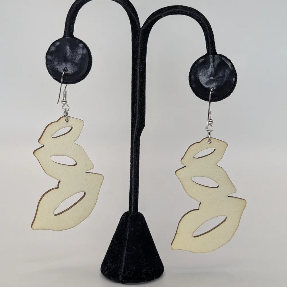 Lightweight Wood Dangly Lips Earrings